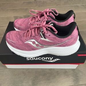 BNWT Saucony Omni 21 running sneakers size 6.5